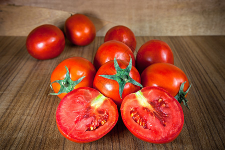 木材背景的熟熟熟西红柿绿色藤蔓红色团体食物沙拉饮食烹饪白色蔬菜图片
