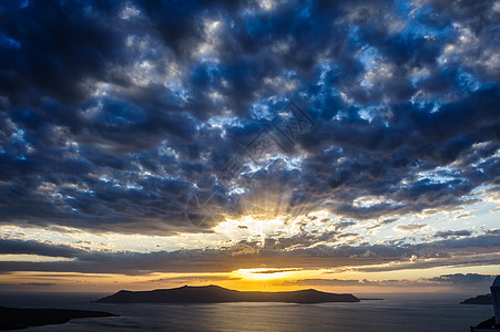 桑托里尼卡尔德拉海的戏剧性日落天气太阳射线蓝色地平线橙子天堂天空火山口阳光图片