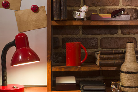 旧书咖啡杯和桌上的台灯在桌子上房间办公室咖啡桌面工作屏幕技术房子大学职场图片