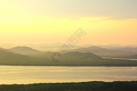 泰国海日落在泰国拉农省的风景点拉廊环境日出海岸阳光太阳旅行橙子海浪假期背景