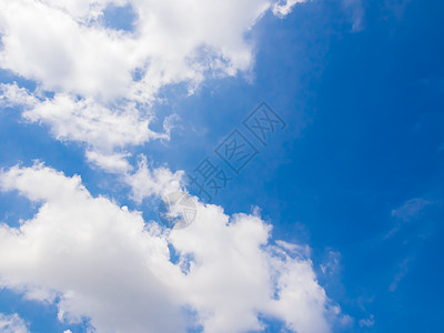 美丽的蓝天空和云彩团美丽太阳海景云景蓝色晴天天空戏剧性天堂天际图片
