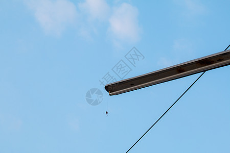 柱子上的铁丝网一团乱七八糟金属工业日光力量蓝色技术超载基础设施电压电缆图片