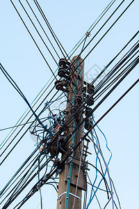 柱子上的铁丝网一团乱七八糟超载电压工业桅杆技术金属电气危险电缆网络图片