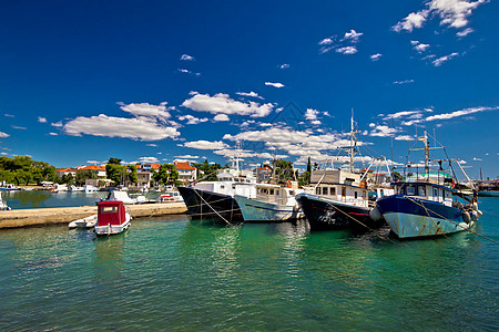 Zadar港的渔船船队图片