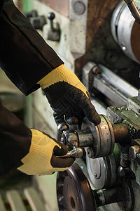 身戴保护手套的工人生产操作员宏观控制男性劳动修理工维修技术机械图片