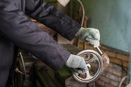 身戴保护手套的工人操作作坊工厂男人操作员劳动者男性劳动技术工程图片