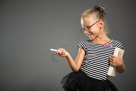 小女孩裙子幸福孩子白色背景水平灰色黑色眼镜微笑图片