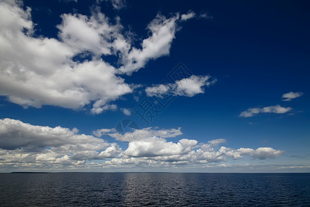 蓝色的天空 有海云天际反射环境天堂天气地平线热带晴天海景冲浪图片