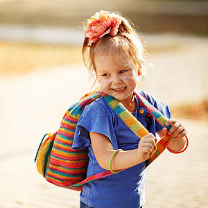 一个可爱的学龄前女孩的肖像 带着多彩编织快乐冒充微笑头发背包金发女郎情感喜悦女性孩子图片