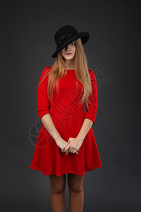 穿着红裙子和黑帽子的女孩毛毡女性裙子帽子冒充女学生女士工作室青少年隐藏图片