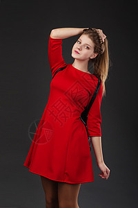 穿红裙子 背着黑皮背包的女孩的肖像女士工作室金发女郎时尚女朋友诙谐恶作剧青年栗色学生图片