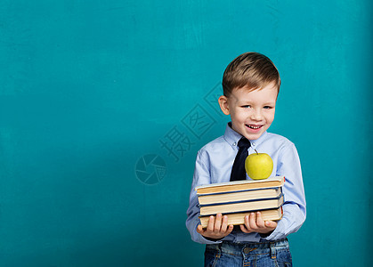 拥有书本的小学生图片