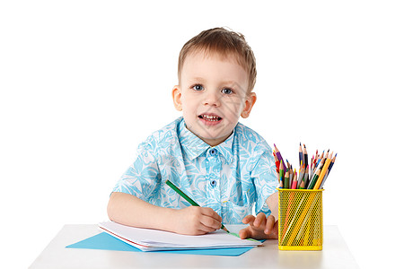 微笑的小男孩用蜡笔画画注意力艺术教育男性孩子青少年好奇心知识艺术家铅笔图片