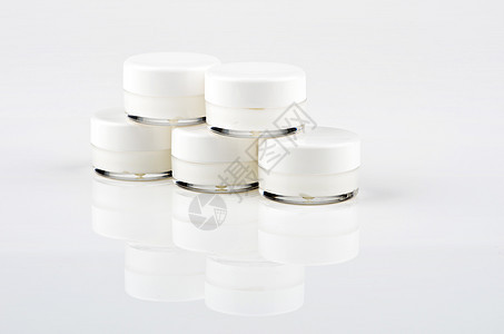 白色白脸部霜淇淋罐在白色背景上隔离洗剂玻璃奶油空白管子产品温泉塑料包装皮肤背景图片