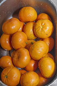 冲洗橘子 在回溯山中洗新鲜的芒果风化生物市场农业水果过滤器植物橙子桌子生活图片