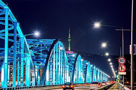 南韩汉河上东杰克大桥和首尔塔的市中心交通情况图片