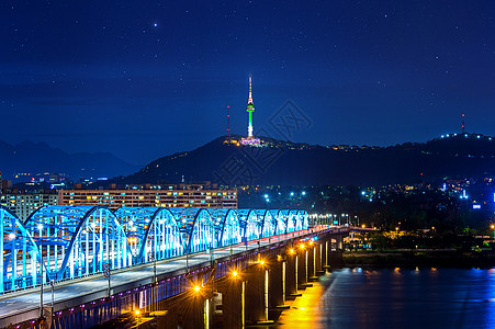 南韩汉河的东杰克大桥和首尔塔市中心城市风景 在韩国首尔汉河上空铜雀建筑物游客全景吸引力景观城市交通旅行场景图片