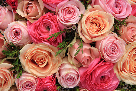 粉红玫瑰花束花瓣橙子装饰品花朵粉色桌子中心团体婚姻婚礼图片