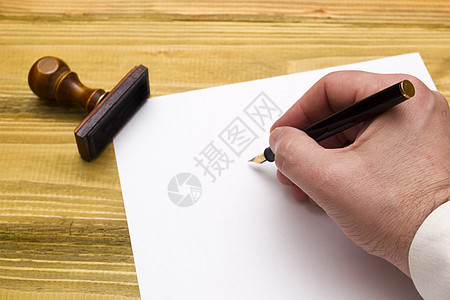 与空纸上的笔写手笔记概念办公室写作男人白色证明书合同手指空白图片