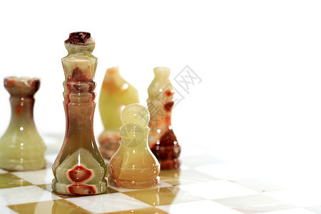 白色的象棋游戏竞赛石头运动智力国王棋子棋盘玛瑙女王工艺背景图片