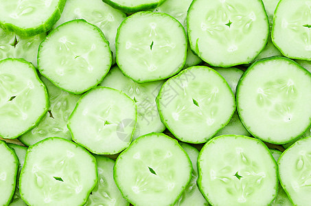 近距离的新鲜黄瓜切片背景绿色沙拉食物蔬菜植物面具营养圆圈化妆品图片