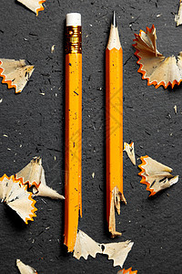 带剃须刀的破铅笔刨花创造力教育白色学校锐化绘画艺术木头石墨图片