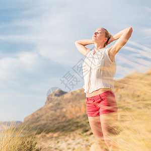 自由快乐的女子在节日中享受阳光假期生活沙丘衬衫天空喜悦女孩幸福女性冥想图片