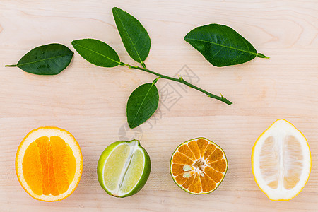 果橙 柠檬和木制背面石灰的混合柑橘水果团体橙子果汁饮食沙拉桌子柚子热带食物图片