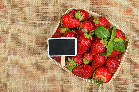 草莓放篮子里 在画布上标价水果粉笔乡村帆布标签水壶农业柳条黑板树叶图片