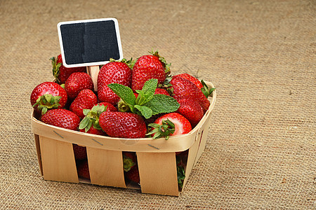 草莓放篮子里 在画布上标价粉笔价格麻布黄麻树叶薄荷水果黑板食物农业图片