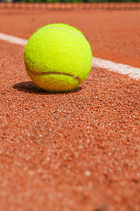 红土球场上的网球设备竞赛背光太阳射线橙子黏土黄色游戏日落法庭图片