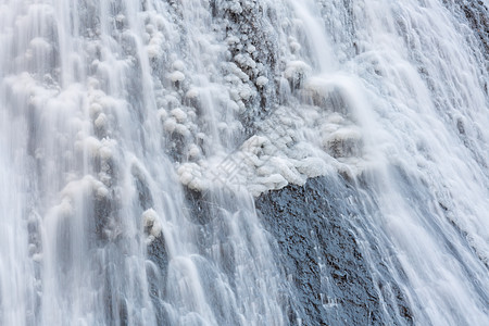 福罗达瀑布的雪流动植物场景飞溅瀑布绿色岩石白色叶子图片