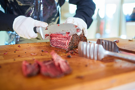屠夫切碎新鲜牛肉厨房食物店铺熟食猪肉桌子职业腰部奶牛工艺图片
