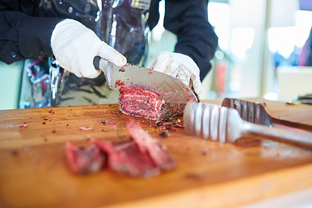 屠夫切碎新鲜牛肉动物熟食木板猪肉饮食腰部奶牛桌子厨房工艺图片