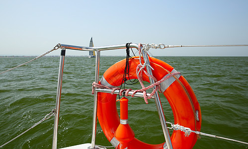 游艇边的救生艇 安全海上行走的概念救援橙子旅行浮标救生圈游客旅游绳索地标绞盘图片