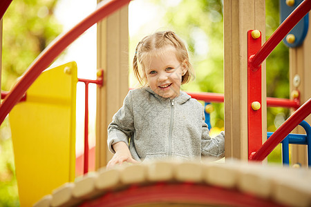 女孩在操场玩耍孩子天空闲暇幸福幼儿园公园青年童年喜悦快乐图片