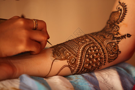 从事工作的Henna艺术家图片