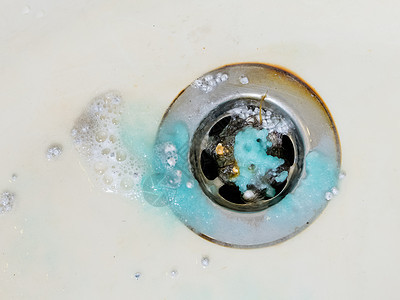 使用化学品清洗插口卫生流动浴室管道浴缸插头淋浴管子头发晶体图片