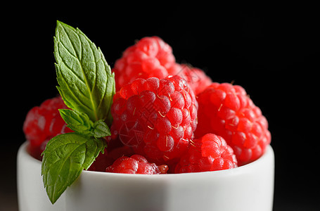 陶瓷碗中的野草莓工作室树叶沙漠玻璃水果浆果薄荷柳条饮食甜点图片
