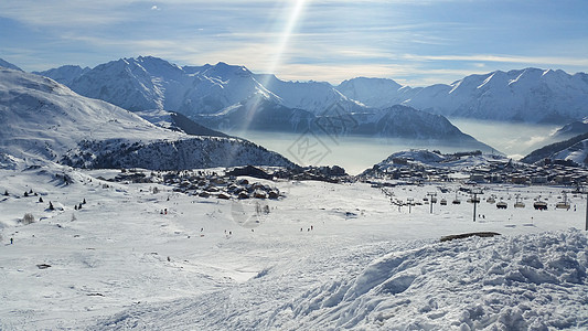 冬季阿尔卑斯山高山盎司滑雪村庄风景雪堆顶峰松树房子木头图片