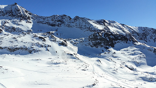 冬季阿尔卑斯山滑雪高山风景晴天雪堆天空娱乐木头蓝色小屋图片