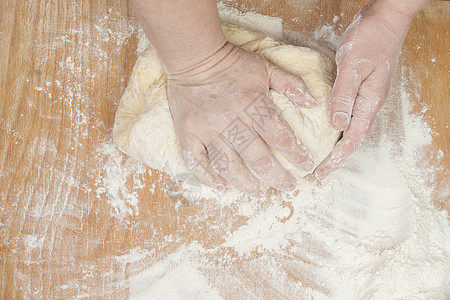 妇女手准备新鲜的酵母面团面包师桌子粉末木头馅饼小麦滚动乡村面粉厨师图片