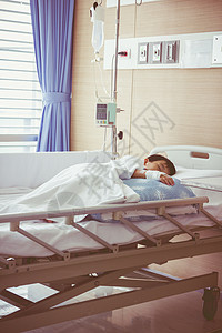 患盐碱静脉注射病床的亚洲男孩四病床童年药物医院卫生输液感染液体治疗病人图片