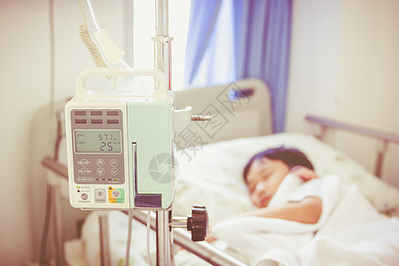 亚洲男孩躺在病床上 注射输血泵静脉注射IVDR机器疾病输液静脉治疗感染老照片医院男生卫生图片