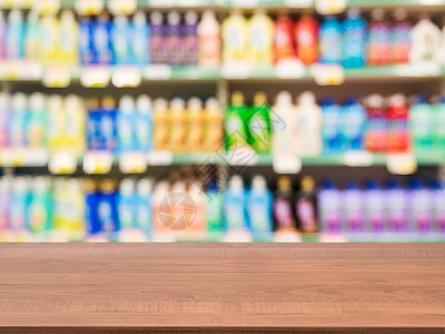 在模糊的超级超市前面的木板空桌木头展示柜台美食商品广告大卖场购物中心杂货店产品图片