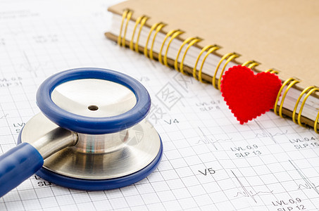 医学听诊器和红心都躺在日记里考试健康保健帮助攻击生活药品图表检查预防图片