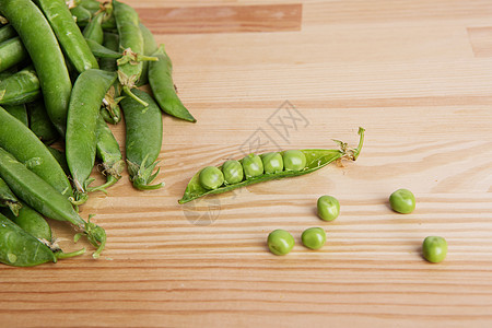 新鲜采摘于木材的豆子中的绿豆沙拉生产豆类美食静物饮食团体营养农业食物图片