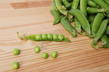 新鲜采摘于木材的豆子中的绿豆美食豆类生产沙拉团体蔬菜农业营养叶子收获图片