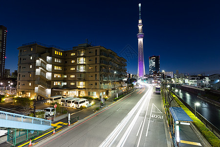 东京市街上的灯光小路图片