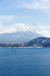 藤和湖山公吨火山植物地标旅行稻草蓝色天空干草季节图片